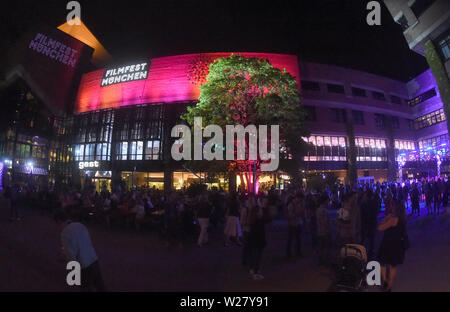 Monaco di Baviera, Germania. 06 Luglio, 2019. Il Monaco Film Festival si conclude oggi con una festa di chiusura nel cortile del Gasteig. Credito: Felix Hörhager/dpa/Alamy Live News Foto Stock