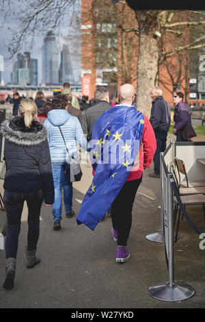 London, Regno Unito - Aprile, 2019. Un uomo che indossa una bandiera europea ad una marcia di protesta contro la Brexit nel centro di Londra. Foto Stock