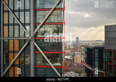 London, Regno Unito - Aprile, 2019. Vista del Neo Bankside, un lusso sviluppo residenziale vicino alla Tate Modern Museum. Foto Stock