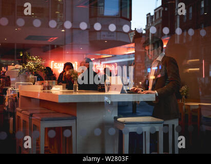 London, Regno Unito - Aprile, 2019. I giovani di bere in un bar nel centro di Londra. Foto Stock