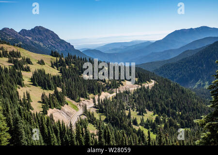 Hurricane Ridge, il Parco Nazionale di Olympic, Washington, Stati Uniti d'America. Vista della catena montuosa e autostrada da un sentiero escursionistico. Foto Stock