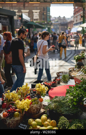 London, Regno Unito - Maggio, 2019. Frutta e verdura in stallo Borough Market, una delle più antiche e più grande mercato alimentare a Londra. Foto Stock