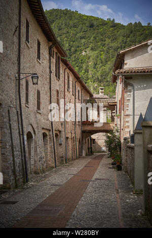 Scheggino (Umbria), Italia - Maggio, 2019. Vista delle stradine del borgo medievale di Scheggino in Umbria. Foto Stock