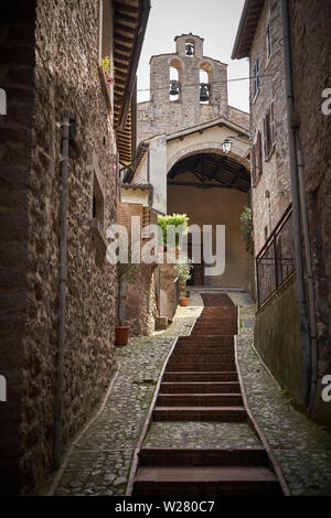 Scheggino (Umbria), Italia - Maggio, 2019. Vista delle stradine del borgo medievale di Scheggino in Umbria. Foto Stock