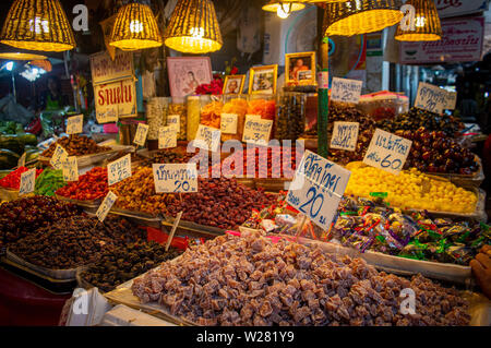 Frutta secca in vendita presso Maeklong mercato ferroviario Foto Stock