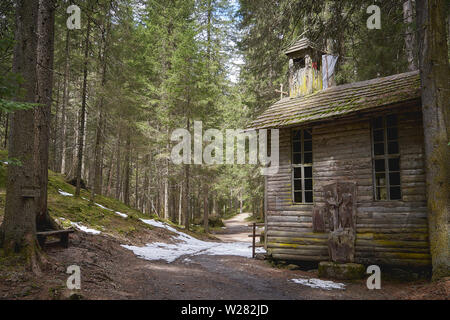 Sesto, Italia - Giugno, 2019. La Cappella nel bosco (Cappella nel bosco in italiano), una piccola cappella di legno vicino al villaggio di Sesto in Alto Adige. Foto Stock