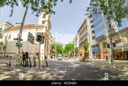 Vienna Austria giugno.12 2019: Mariahilferstrasse - il più grande e una delle più famose strade commerciali Foto Stock