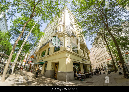 Vienna Austria giugno.12 2019: Vienna è la capitale federale e la città più grande dell'Austria. Coffeehouse Starbucksin downtown, ampia angolazione Foto Stock