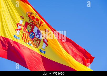 Close-up di bandiera della Spagna sventolare nel vento. Foto Stock