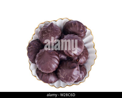 Deliziosa marshmallows in cioccolato sulla piastra. Immagine su sfondo bianco. Foto Stock