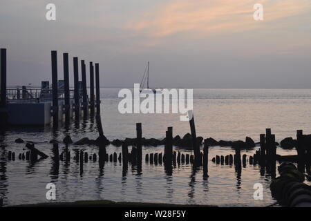 Dopo le piogge di fine in un giorno di pioggia a Sandy Hook, New Jersey, bello e colorato tramonti sono rivelato -06 Foto Stock