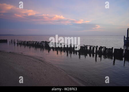 Dopo le piogge di fine in un giorno di pioggia a Sandy Hook, New Jersey, bello e colorato tramonti sono rivelato -07 Foto Stock