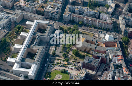 Berlino, Germania. Il 28 giugno, 2019. Il Weltballon su Zimmerstraße, all'ombra del Ministero federale delle finanze (l), offre a turisti e i berlinesi una grande opportunità per prendere uno sguardo oltre la loro città in buone condizioni atmosferiche. Credito: Paolo Zinken/dpa/ZB/dpa/Alamy Live News Foto Stock