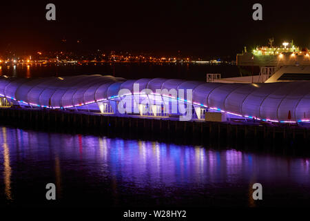 Colorata illuminazione su 'Cloud' eventi edificio, Queens Wharf, Auckland, Isola del nord, Nuova Zelanda Foto Stock