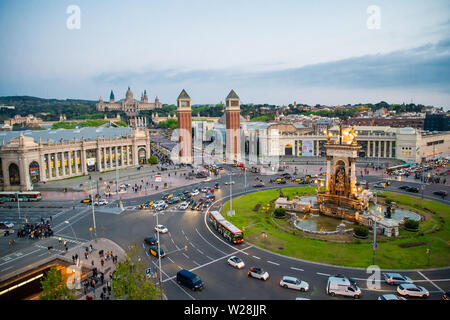 Barcellona, Spagna - Aprile, 2019: Antenna vista superiore di Barcellona, in Catalogna, Spagna in primavera. Plaça d'Espanya Foto Stock