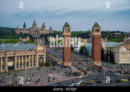 Barcellona, Spagna - Aprile, 2019: Antenna vista superiore di Barcellona, in Catalogna, Spagna in primavera. Plaça d'Espanya Foto Stock