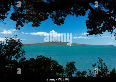 Isola di Rangitoto visto da nord Capo Historic Reserve, Devonport, Auckland, Isola del nord, Nuova Zelanda Foto Stock