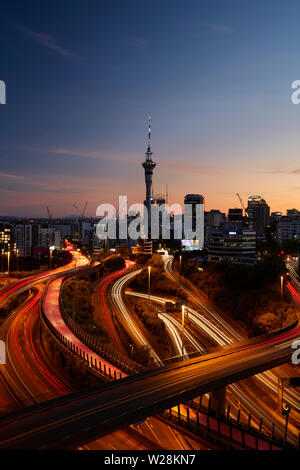 Autostrade, Lightpath cycleway, e Sky Tower di Auckland, Isola del nord, Nuova Zelanda Foto Stock