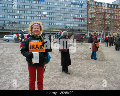 Helsinki, Finlandia - 22 Marzo 2003: anti-guerra di manifestanti marzo attraverso il centro di Helsinki per protestare contro la imminente Stati Uniti invasione dell'Iraq. Foto Stock