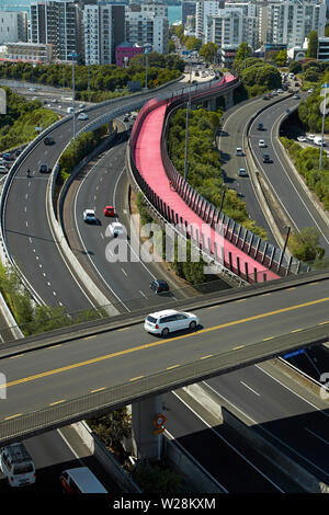 Ponte Hopetoun, pendolari sulle autostrade e cycleway Lightpath, Auckland, Isola del nord, Nuova Zelanda Foto Stock