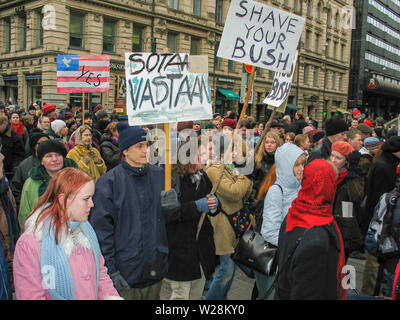 Helsinki, Finlandia - 22 Marzo 2003: anti-guerra di manifestanti marzo attraverso il centro di Helsinki per protestare contro la imminente Stati Uniti invasione dell'Iraq. Foto Stock