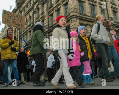 Helsinki, Finlandia - 22 Marzo 2003: anti-guerra di manifestanti marzo attraverso il centro di Helsinki per protestare contro la imminente Stati Uniti invasione dell'Iraq. Foto Stock