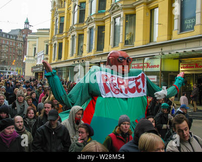 Helsinki, Finlandia - 22 Marzo 2003: anti-guerra di manifestanti marzo attraverso il centro di Helsinki per protestare contro la imminente Stati Uniti invasione dell'Iraq. Foto Stock