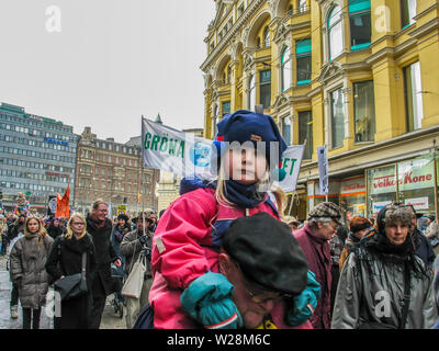 Helsinki, Finlandia - 22 Marzo 2003: anti-guerra di manifestanti marzo attraverso il centro di Helsinki per protestare contro la imminente Stati Uniti invasione dell'Iraq. Foto Stock