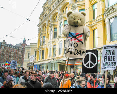 Helsinki, Finlandia - 22 Marzo 2003: anti-guerra di manifestanti marzo attraverso il centro di Helsinki per protestare contro la imminente Stati Uniti invasione dell'Iraq. Foto Stock