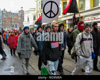 Helsinki, Finlandia - 22 Marzo 2003: anti-guerra di manifestanti marzo attraverso il centro di Helsinki per protestare contro la imminente Stati Uniti invasione dell'Iraq. Foto Stock