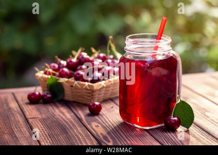 Succhi di ciliegie a mason jar Foto Stock