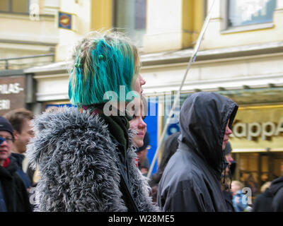 Helsinki, Finlandia - 22 Marzo 2003: anti-guerra di manifestanti marzo attraverso il centro di Helsinki per protestare contro la imminente Stati Uniti invasione dell'Iraq. Foto Stock