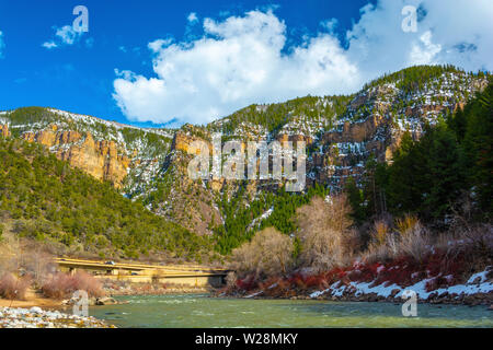 La Glenwood Canyon, Colorado con il Fiume Colorado e I-70 in background in una giornata di sole Foto Stock