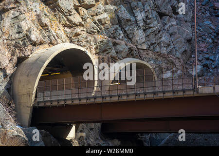 Due tunnel autostradali ingressi tagliato in una montagna Foto Stock