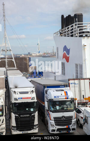 Carri e autocarri essendo caricate su Brittany Ferries nave attraversando da Portsmouth a Santander Foto Stock