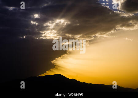 Sunrise drammatica su La Maroma e le Sierras de Tejeda mountain range in Axarquia, Malaga, Andalusia, Costa del Sol, Spagna Foto Stock