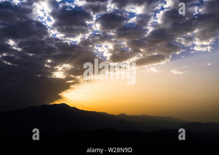 Sunrise drammatica su La Maroma e le Sierras de Tejeda mountain range in Axarquia, Malaga, Andalusia, Costa del Sol, Spagna Foto Stock