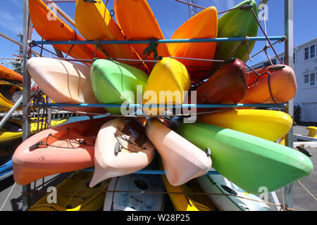 Plastica impilati canoe nel porto di Wellington Foto Stock