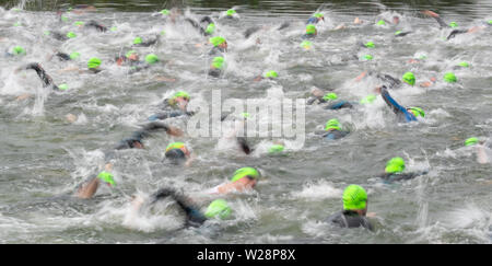 Hilpoltstein, Germania. 07 Luglio, 2019. Triatleti inizia con la fase di nuoto alla sfida Datev Roth. Nel XVIII edizione del triathlon, i partecipanti devono nuotare 3.8 km, ciclo di 180 km ed eseguire 42 km. Credito: Daniel Karmann/dpa/Alamy Live News Foto Stock