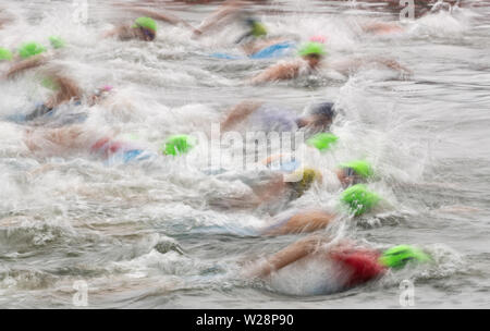 Hilpoltstein, Germania. 07 Luglio, 2019. Triatleti inizia con la fase di nuoto alla sfida Datev Roth. Nel XVIII edizione del triathlon, i partecipanti devono nuotare 3.8 km, ciclo di 180 km ed eseguire 42 km. Credito: Daniel Karmann/dpa/Alamy Live News Foto Stock