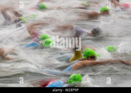 Hilpoltstein, Germania. 07 Luglio, 2019. Triatleti inizia con la fase di nuoto alla sfida Datev Roth. Nel XVIII edizione del triathlon, i partecipanti devono nuotare 3.8 km, ciclo di 180 km ed eseguire 42 km. Credito: Daniel Karmann/dpa/Alamy Live News Foto Stock