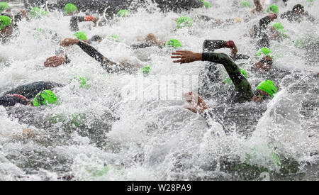 Hilpoltstein, Germania. 07 Luglio, 2019. Triatleti inizia con la fase di nuoto alla sfida Datev Roth. Nel XVIII edizione del triathlon, i partecipanti devono nuotare 3.8 km, ciclo di 180 km ed eseguire 42 km. Credito: Daniel Karmann/dpa/Alamy Live News Foto Stock