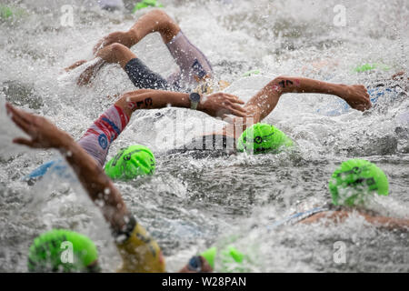 Hilpoltstein, Germania. 07 Luglio, 2019. Triatleti inizia con la fase di nuoto alla sfida Datev Roth. Nel XVIII edizione del triathlon, i partecipanti devono nuotare 3.8 km, ciclo di 180 km ed eseguire 42 km. Credito: Daniel Karmann/dpa/Alamy Live News Foto Stock