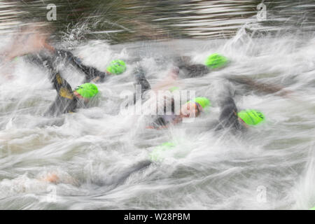 Hilpoltstein, Germania. 07 Luglio, 2019. Triatleti inizia con la fase di nuoto alla sfida Datev Roth. Nel XVIII edizione del triathlon, i partecipanti devono nuotare 3.8 km, ciclo di 180 km ed eseguire 42 km. Credito: Daniel Karmann/dpa/Alamy Live News Foto Stock