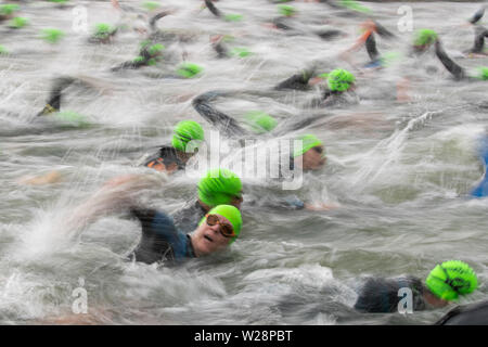 Hilpoltstein, Germania. 07 Luglio, 2019. Triatleti inizia con la fase di nuoto alla sfida Datev Roth. Nel XVIII edizione del triathlon, i partecipanti devono nuotare 3.8 km, ciclo di 180 km ed eseguire 42 km. Credito: Daniel Karmann/dpa/Alamy Live News Foto Stock