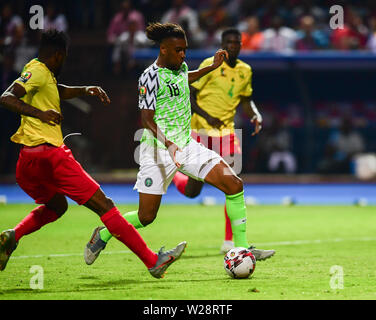 Alessandria, Egitto. 6 Luglio, 2019. Alex Iwobi (C) della Nigeria comeptes durante il round di 16 match tra Nigeria e Camerun al 2019 African Cup delle nazioni in Alessandria, Egitto, Luglio 6, 2019. Credito: Wu Huiwo/Xinhua/Alamy Live News Foto Stock