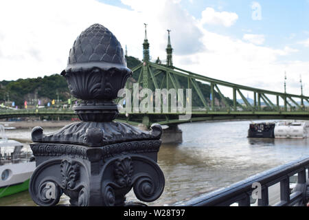 Il ponte della libertà sul fiume Danubio a Budapest, in Ungheria dopo una breve primavera piovosa giornata. N. persone. Foto Stock