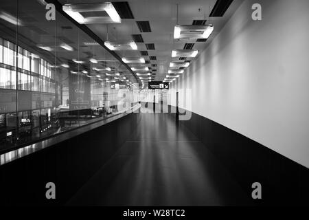 Vienna, Austria: Maggio/20/2019 - l'Aeroporto Internazionale di Vienna (costruita nel 1938 ed è il più grande aeroporto in Austria). Interno vuoto hall vicino al terminal 3. Foto Stock