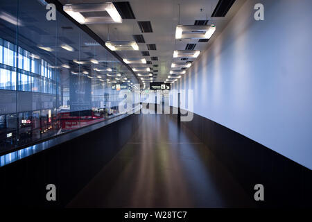 Vienna, Austria: Maggio/20/2019 - l'Aeroporto Internazionale di Vienna (costruita nel 1938 ed è il più grande aeroporto in Austria). Interno vuoto hall vicino al terminal 3. Foto Stock