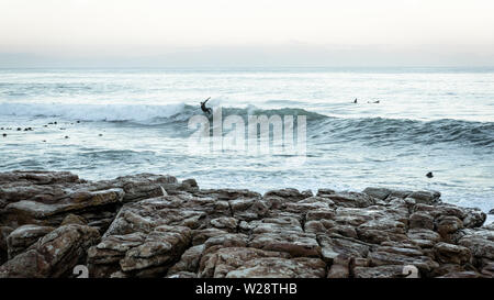 Pericolo di Surf Reef in Cape Town False Bay sobborgo di San Giacomo in Africa del sud del litorale atlantico Foto Stock